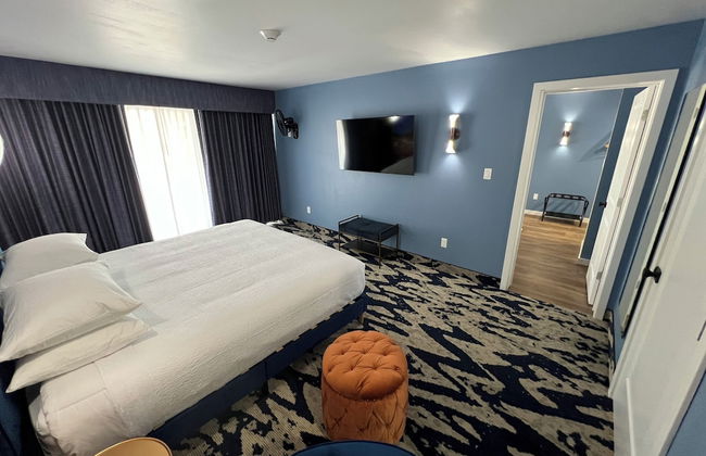 Lighthouse Inn & Suites - Photo 13