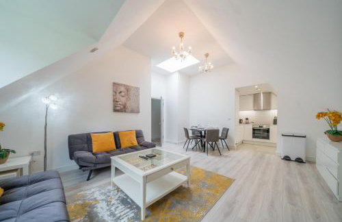 New! Modern Elegant 2-Bed Apartment, free parking - Photo 1