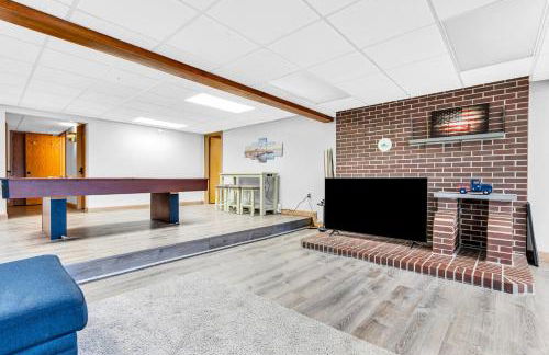 Maine Pondfront Home Sleeps 22 - Pool & Hot Tub - Photo 60