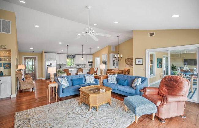 Stunning Marsh & Water Views in This Completely Renovated Three Bedroom Home - Foto 13