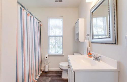 Game Room Fenced backyard Sleeps 10 Fire Pit - Photo 25