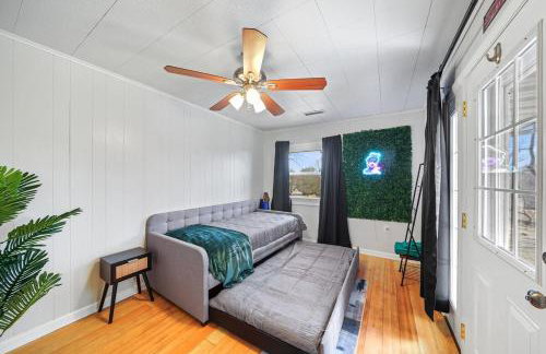 Comfort, Fun, & Charming - 5BR Oasis with Pool - Foto 44