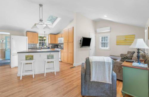 Cottage Oasis by Lake with Kayaks Fire Pit and a Huge Yard - Foto 2