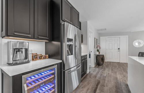 Seven Palms Waterfront- Private Dock, Heated Pool & Lanai -Walk to beach! by Maven Vacation Rentals - Foto 67