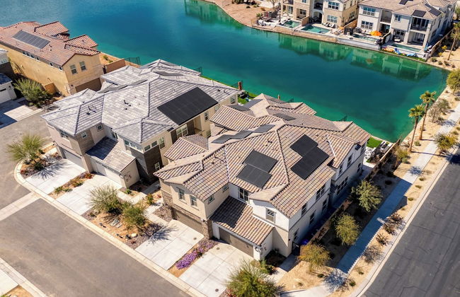 Lakefront w/ Private Pool, Great for Festival Season Lago Luxe by Avantstay - Foto 40