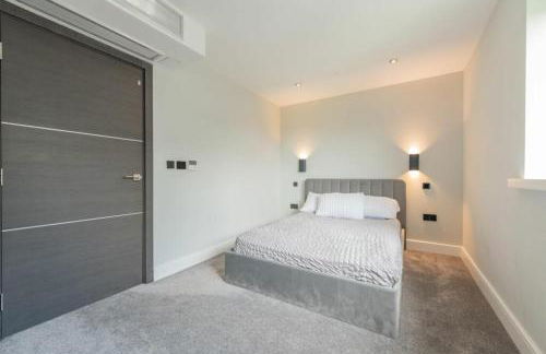 Modern 5 Bedroom Luxury Home with Sea Views and Hot Tub - Photo 16