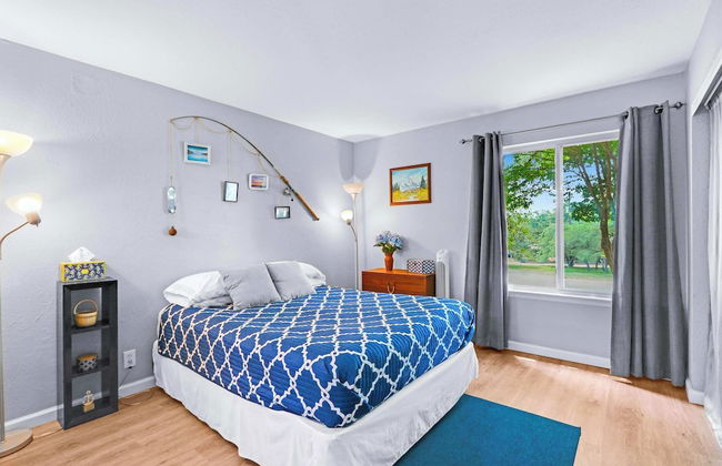 Charming Lakeside Condo - Moments to Lake Fun - Foto 4