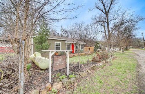 Historic Cabin with Yard 1 Mi to Lake Spavinaw! - Foto 29