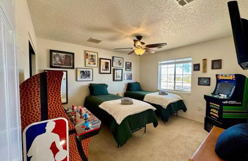 Epic Views, Huge House, Acres of J-Trees to explore, Hot Tub, Pool, AC, and Mini-Golf - Foto 49