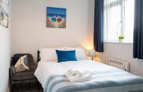 The Little Blue House by Sheppey Stays -Cosy 2BR Blue House - Near Docks with Parking - Foto 33