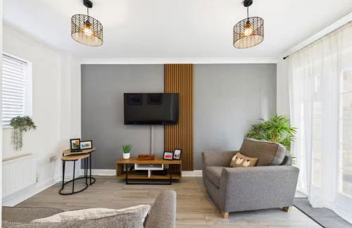 2 Bed Home Port Talbot - Perfect For Contractors & Families - Photo 2