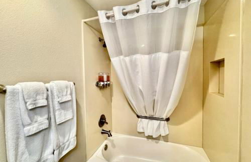 Cozy Oasis in Prime Location with Sunset Lake View, Golf Cart and Bathtub - Foto 33