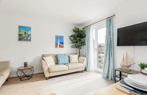 Spinnaker House-with Tesla Electric Charging Point - Photo 3