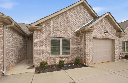 Chic 2BR2BA Home Great Location - Photo 1