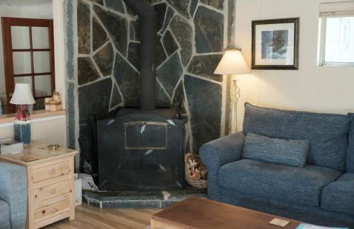 Near Yosemite Bass Lake Cabin with Hot Tub, Lake View, Pet Friendly - Photo 13