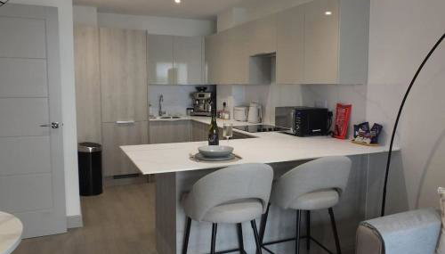 Entire Prestige Apartment in Poole Quay - Free Parking, Fast WiFi, Smart TV & Netflix - Foto 2, stove, toaster