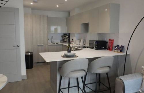 Entire Prestige Apartment in Poole Quay - Free Parking, Fast WiFi, Smart TV & Netflix - Foto 2