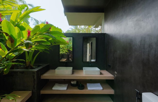 Cool and Contemporary Hilltop Villa With Ocean Views - Photo 5