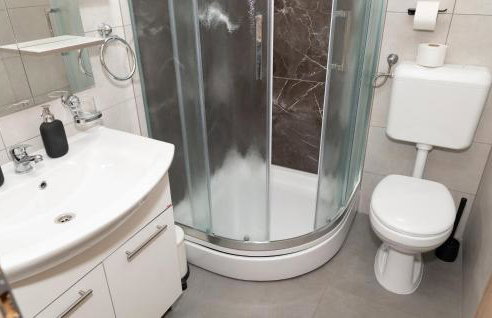 5 Bedroom Amazing Home In Bogatic - Foto 24