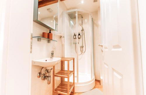 Spacious Penthouse with AC and Free Parking Steps Away From the Central Station - Foto 11