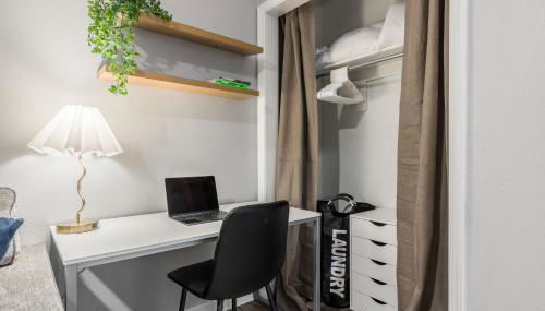 Home in Kansas City 15 mins to KCI with a KING bed and workspace - Foto 4