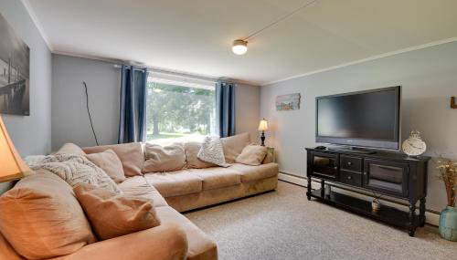 Lakefront Retreat with Shared Dock and Fire Pit! - Foto 3