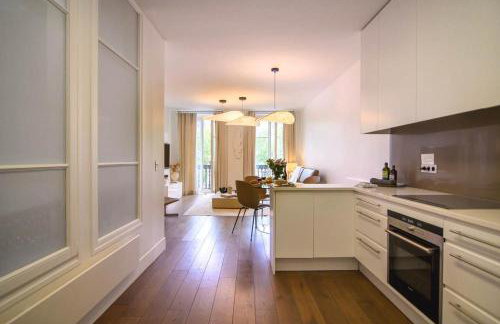 Two Bedroom Luxury Apartment - Balcony with View of Notre Dame - Photo 16