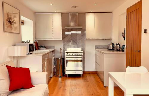 Whitley Old Garage - Photo 3