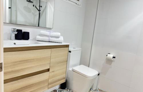 Céntrico, reformado, frente a playa de Alicante y piscina - Photo 13