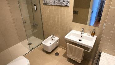 Cardosas Charming with Balconies and AC - Photo 5, Shower