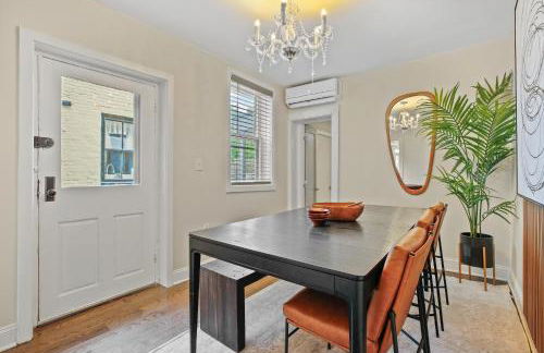 Charming 4BR with Private Patio and Historic Row Downtown - Foto 22