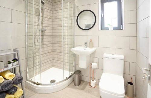 Home from home - 4 Double Bed House with Parking - Foto 7