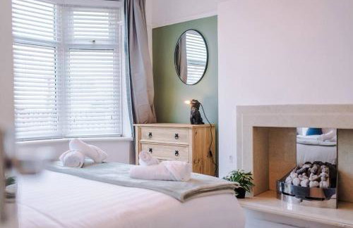 Classic 4 Bedroom House in Wirral with WiFi & Parking Sleeps 9 by PureStay - Foto 17