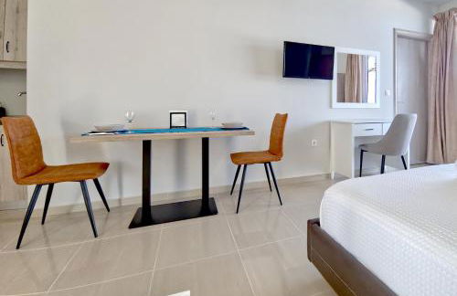 Epipleon Luxury Suites -105- Δωμάτιο 35τμ με βεράντα 35τμ μπροστά στη θάλασσα - Foto 7