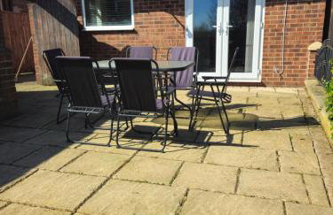 Large 4 Bed Home - Fast Wifi, Smart TV's & Free Parking - Near A66 - Foto 45