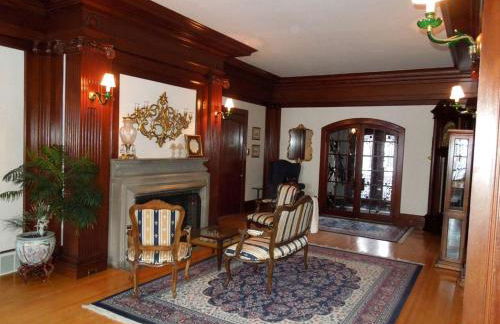 Amazing Villa Rental near Lake Michigan for Family or Group Glamping Vacations in Sheboygan, Wisconsin - Photo 10