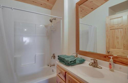 Hines Vacation Rental with Grill Walk to Lake! - Foto 14