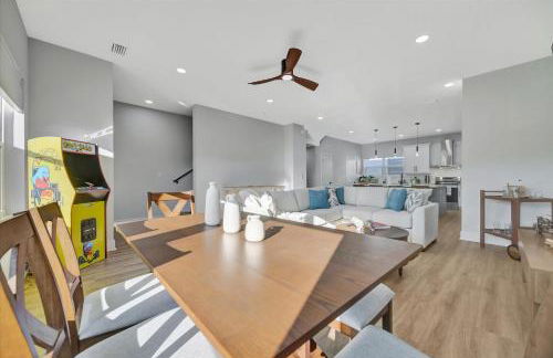 4br3ba Modern Sleeps 10 8 Minutes to Raymond James - Foto 15