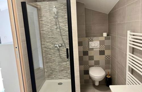 Villa Gaïa - 2 suites lits King size et salles de bain privatives - parking privé - 10 minutes Eurexpo - Aéroport - Groupama Stadium - Foto 9