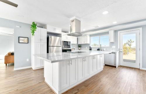 Desert Oasis - Firepit, Stargazing, Kitchen Essentials, 5 Acres, & Joshua Trees - Sleeps 6 Comfortably, 7 with Sofa, 8 Maximum - Foto 4