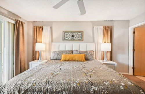 SPECTACULAR, NEW Professional Decor, Near Dis, NO Steps, Pool, Patio, LOW Rates! - Foto 85