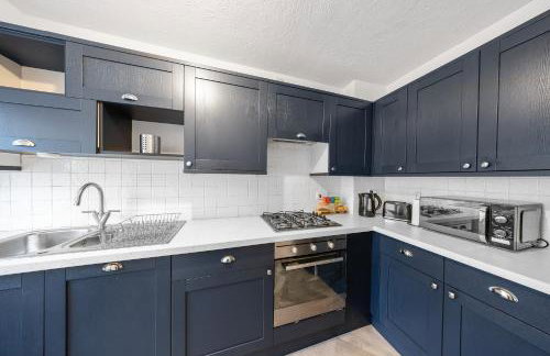 Cozy 2 Bedroom House with Driveway Parking & Garden - Foto 17