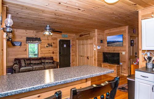 Couples Getaway Log Cabin in the White Mountains - Foto 17