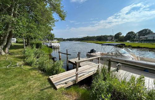 Waterfront Retreat with Private Dock and Fire Pit, Sleeps 8, Outdoor Dining, Spa-Style Primary, Gourmet Kitchen with Dual Dishwashers, Gas Fireplace, River Views, Bright Open Layout, Central AC, Perfect Coastal Escape for Families, 24 Hr Hospitality - Foto 75