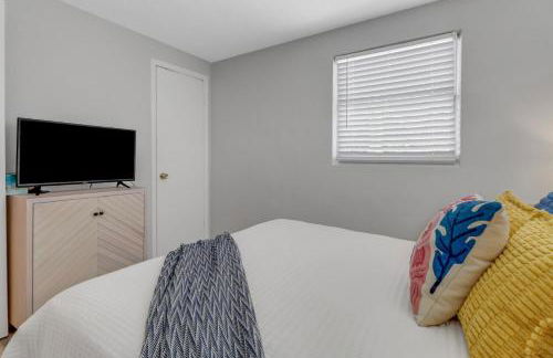 Little Beach House w/ POOL&SPA - 5 minutes to Vanderbilt Beach (Pet Friendly) - Photo 25