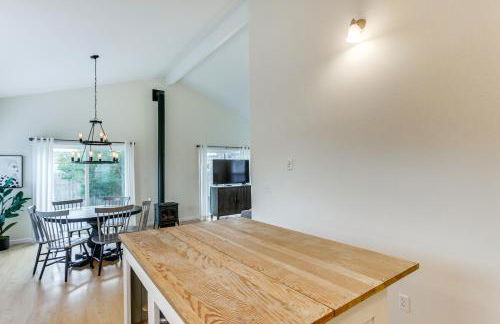 Steps to Beach! Airy Coastal Escape with Deck - Foto 10