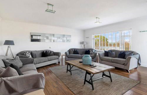 Stunning Property Seaviews, Private Pool & Parking - Photo 56