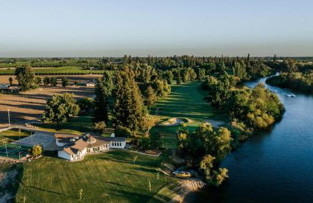 Riverfront Beauty with Pickle Ball Court - Foto 3