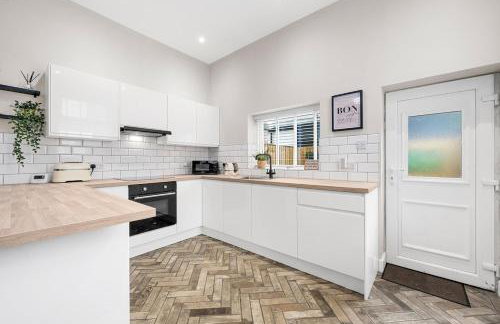 Modern 3 Bedroom house, short walk to train station and town centre, close to Manchester Airport and PLouise - Photo 6