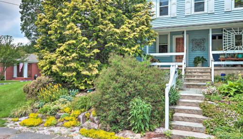 Charming Abode with Patio - Walk to Town and River! - Foto 2